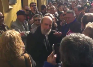 VIDEO | Emotiva ovación a Raúl Zurita de artistas chilenos tras salida de Mauricio Rojas del Ministerio de las Culturas
