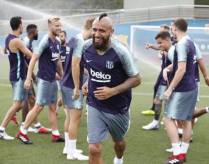 FOTOS + VIDEO | Con callejón oscuro incluido: así fue el primer día de Arturo Vidal en el Barcelona