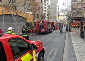 VIDEO | Chile es Springfield: Bomberos que iban a incendio fueron bloqueados por desfile de Carabineros en La Moneda