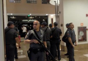 Hinchas reciben con incidentes a Colo Colo en Brasil: policía debió repelerlos con escopetazos