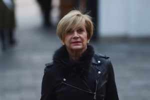 Evelyn Matthei se lanza con ventilador contra Bachelet: 