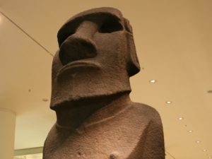 Ampuero convoca a ministros de Bienes Nacionales y las Culturas para recuperar moai de Londres
