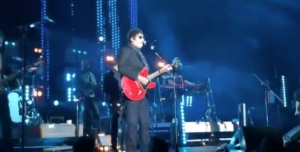 Álvaro Henríquez sorprende y reaparece tocando en show de Café Tacvba
