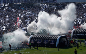 Intendenta Rubilar evalúa sanción por mal uso de escaleras de emergencia del Monumental y critica hinchada de Colo Colo