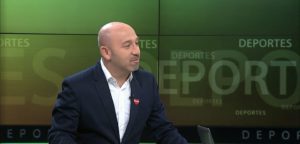 VIDEO | Ya hay denuncias en el CNTV: periodista de Canal 13 responde a la furia de los hinchas albos por 'lanzazo'