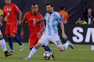 VIDEO + PORTADAS | ¿Compañeros? La frase de Vidal sobre Messi que los argentinos no perdonan