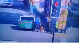 VIDEO | Carabinero mató sin piedad con un balazo a perro que lo atacó