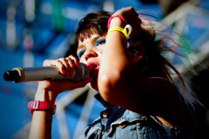 Latin Bitman se suma al show de Bomba Estéreo en el Teatro Caupolicán