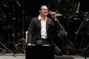 Mike Patton suma un tercer show de su disco 