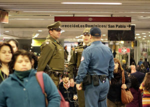 VIDEO | Momento exacto cuando guardia de Metro saca su arma en medio de incidente con vendedor ambulante