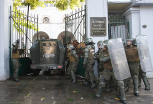 Carabineros investiga nuevo ataque con bombas molotov en el INBA