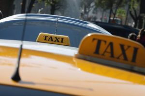 Taxista arrastra 50 metros a comerciante para robarle su equipaje