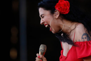 VIDEO | “¡No estén mamando!”: registro muestra la molestia de Mon Laferte con parte del público en pleno show por pifias