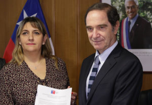 Ministro Hernán Larraín pidió la renuncia de la directora de Gendarmería