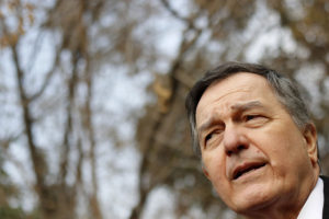 China anuncia visita de Roberto Ampuero para 