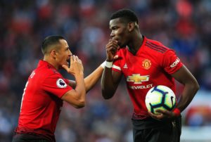 Paul Pogba tuvo que salir a defender a Alexis Sánchez en medio de 