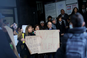 Profesores y apoderados del Instituto Nacional se manifiestan luego que encapuchados rociaran con bencina a docentes