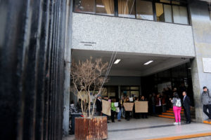 Gobierno anuncia querella criminal contra responsables de rociar con bencina a docentes del Instituto Nacional