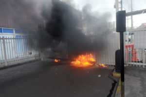 Sindicato de cargadores de Zofri se toma recinto y bloquea puertas