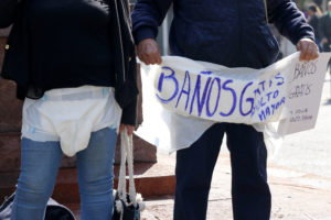 FOTOS | Adultos Mayores llegaron hasta la Municipalidad de Santiago en pañales para exigir baños gratis