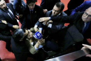 Guardias de obispo Durán agreden a la prensa por pregunta sobre lavado de activos