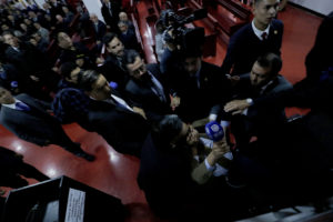 Las imágenes que echan por tierra la versión del obispo Durán por agresión de sus guardias a la prensa