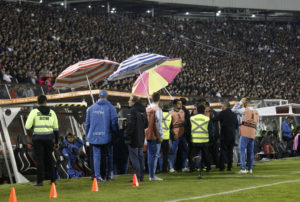 Conmebol quiere castigar a Colo Colo por hinchas que tiraron monedas a la banca de Palmeiras