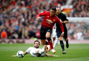 Alexis Sánchez lo pasa mal en pobre empate del Manchester United