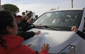 Seremi de Salud es recibido con insultos en su visita al Hospital de Quintero