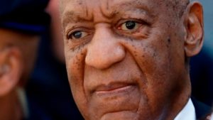 VIDEO | La salida de un esposado Bill Cosby tras ser condenado por agresión sexual