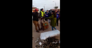 VIDEO | Hay esperanzas: emotiva reacción de la gente luego que a vendedor de La Pampilla se le cayeran sus productos