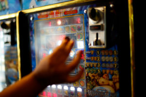 Gobierno buscará prohibir máquinas tragamonedas fuera de los casinos