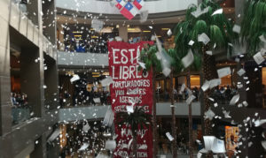 Londres 38 despliega lienzo en Costanera Center denunciando a criminales de lesa humanidad