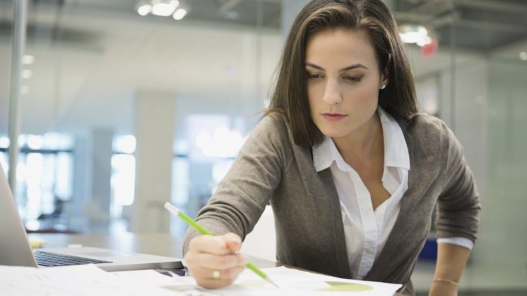 Vida laboral de las mujeres españolas se acerca a los 35 años, reduciendo la brecha con los hombres
