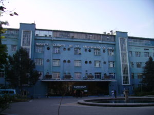 Salida del director del Hospital de la U. Chile podría concretarse en las próximas semanas en medio de acusaciones