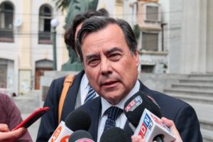 Mientras suben los intoxicados: UDI acusa al Frente Amplio de 