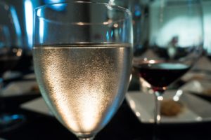 Proyecto de ley busca obligar a restaurantes a ofrecer agua gratis a clientes