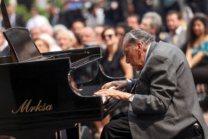 Ministerio de las Culturas realizará homenaje para despedir a Vicente Bianchi