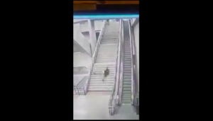 Joven cayó por las escaleras de la Línea 6 del Metro y el video llegó a medios internacionales