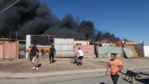 VIDEO | Incendio en campamento obliga a evacuar a 700 personas en Calama