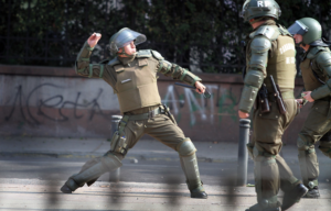 VIDEO | Este es el carabinero que le tiró una piedra a vecinos de Quintero que se manifestaban por crisis ambiental