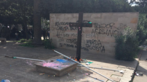 VIDEO | Atacan tumba de Jaime Guzmán en el Cementerio General