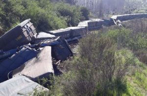 Tren descarrila y genera gran derrame de concentrado de cobre y petróleo en Quillota