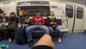 VIDEO | Feminista rusa tira cloro en la entrepierna de hombres mal sentados en el metro
