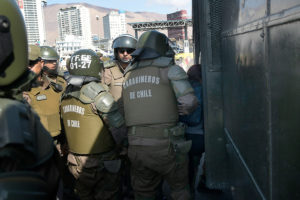 Carabineros detiene a individuo por piedrazo contra vehículo de Piñera en Iquique