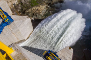 Onemi alerta por eventuales inundaciones por apertura de puertas de embalse Colbún