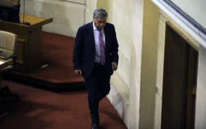 Los detalles de la demanda que presentó chofer contra diputado UDI acusándolo de quedarse con su sueldo