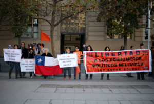 Ministro Larraín se allana a rebajar a 75 años la conmutación humanitaria