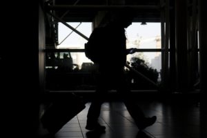 Hombre fallece luego de perder su vuelo y deambular en el aeropuerto por dos días