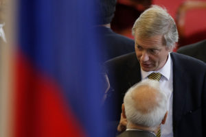 Kast celebra triunfo en primera vuelta de Bolsonaro, candidato brasileño que prefiere a su hijo muerto antes que gay